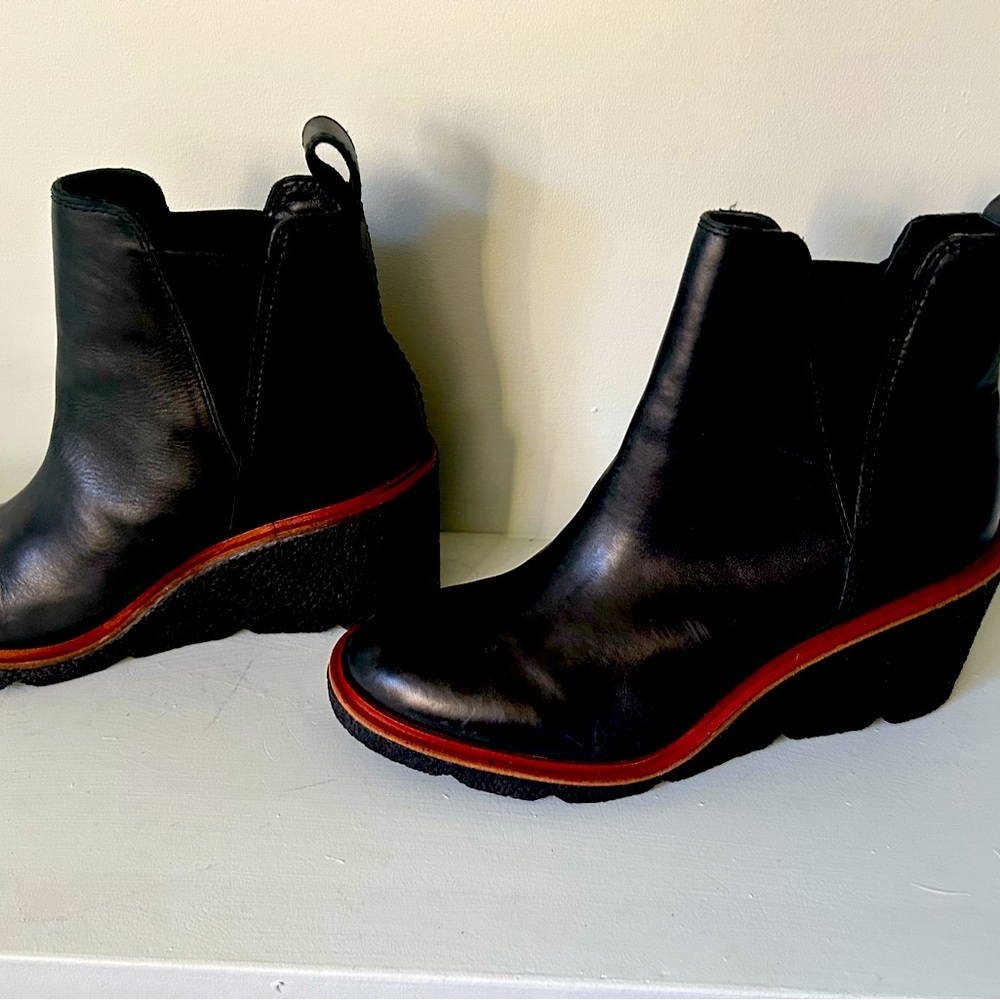 Clark’s wedge Chelsea boot.